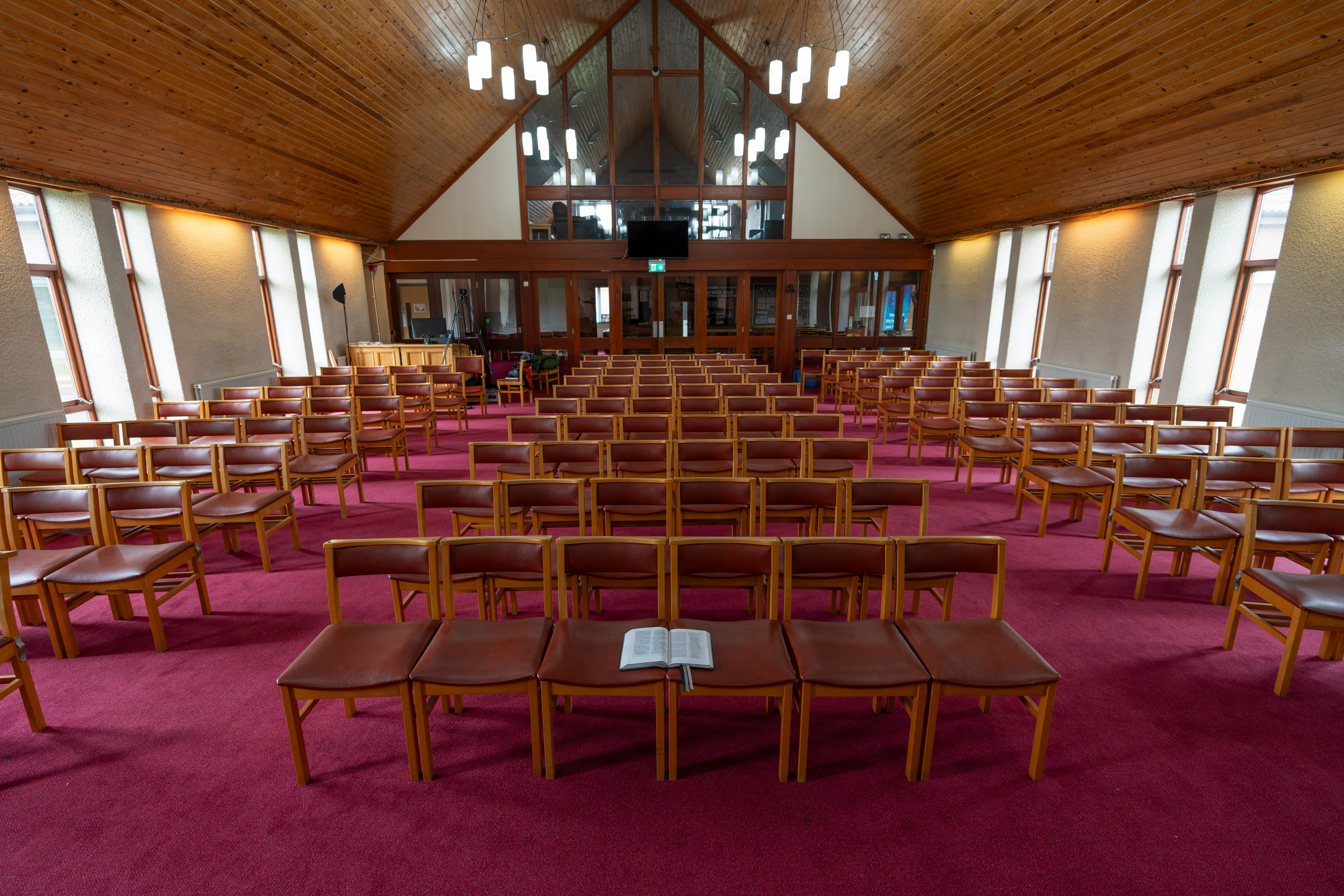 Apakah Alkitab Wajibkan ke Gereja? | Artikel Rohani Kristen